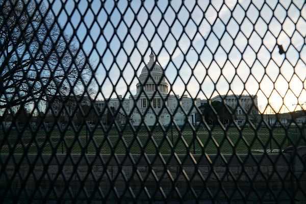 US Capitol Bldg behind security fence