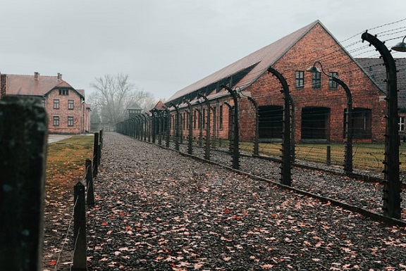 Auschwitz jean-carlo-emer-61ZSxz3yjBo-unsplash