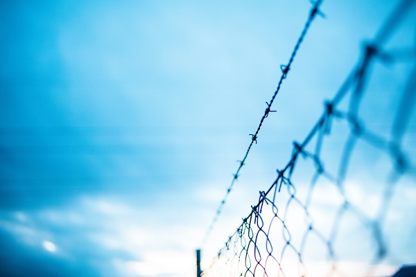 fende wire border Photo by Markus Spiske on Unsplash