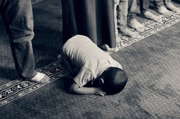 Kid praying Islam Image by Samer Chidiac from Pixabay