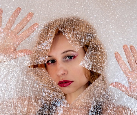 woman plastic bubble wrap original Image by press 👍 and ⭐ from Pixabay