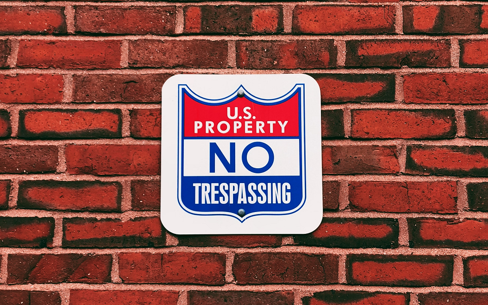 US Property no trespassing original Photo by Bruno Figueiredo on Unsplash