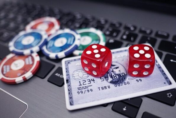 poker online gambling laptop